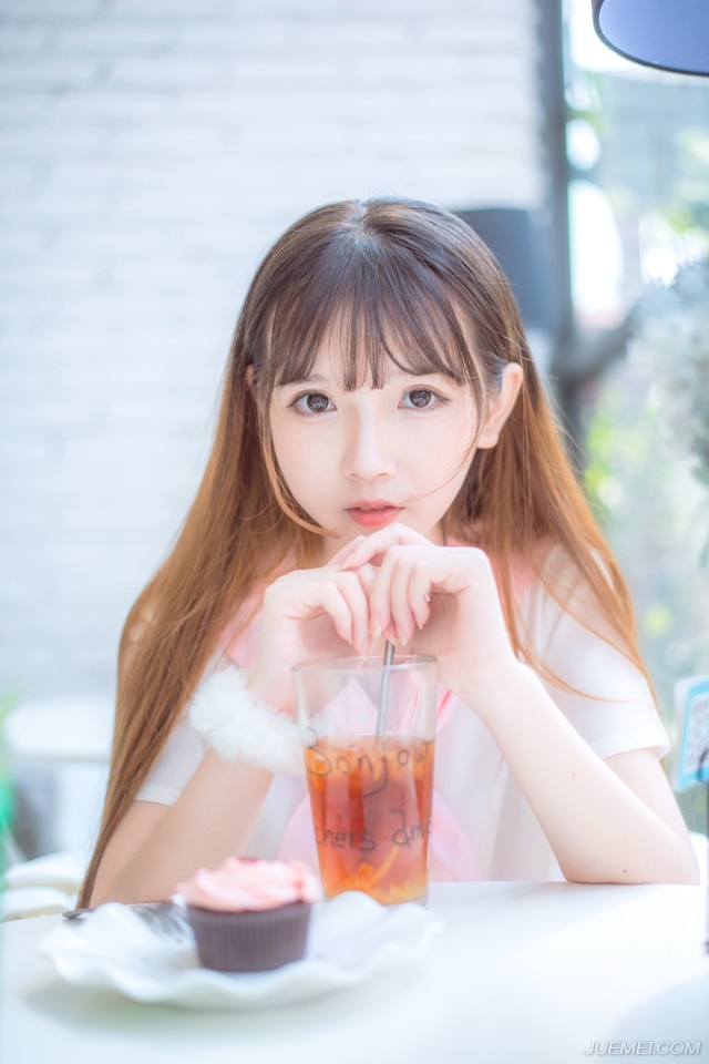 我避开无事时过分热络的友谊，这使我少些负担和承诺。我不多说无谓的闲言，这使我觉得清畅。------我尽可能不去缅怀往事，因为来时的路不可能回头。我当心的去爱别人，因为比较不会泛滥。我爱哭的时候便哭，想笑的时候便笑，只要这一切出于自然。我不求深刻，只求简单。——三毛《送你一匹马》
